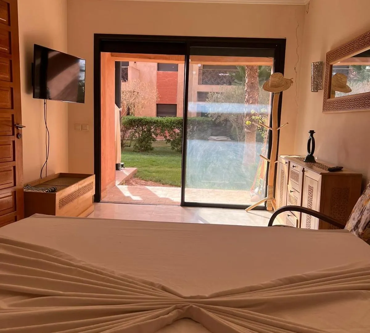 Appartement Elegant Avec Vue Sur Piscine Jardin Verdoyant Et Wifi Ultra Rapide Marrakesh